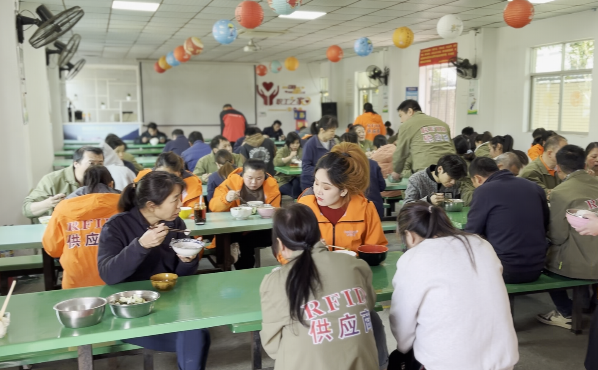 冬至大如年 人間小團圓｜卡立方集團NFC智能卡工廠暖心餃子宴，情暖歲末時光